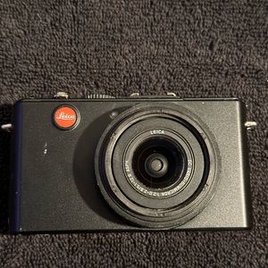 Leica D-Lux 4 Digital Camera with leather carrying case